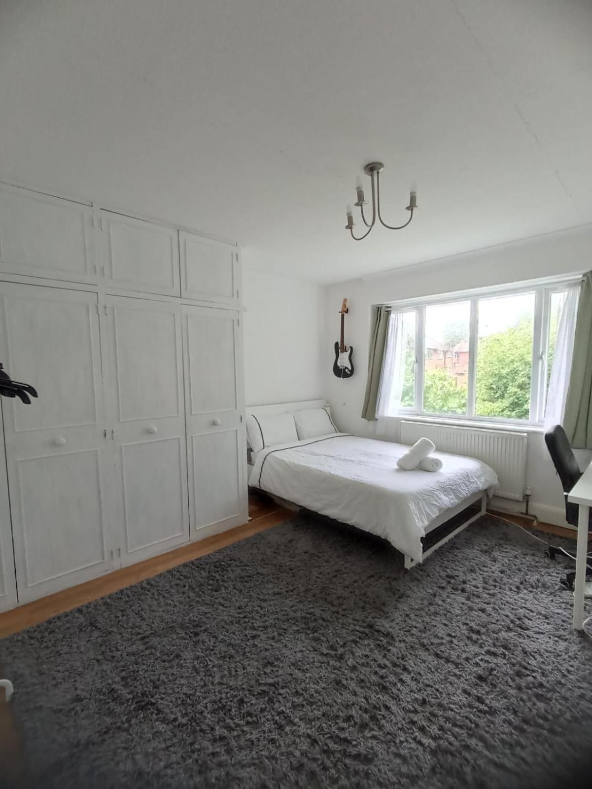 Large Family Home Near Richmond Park New Malden Exteriör bild