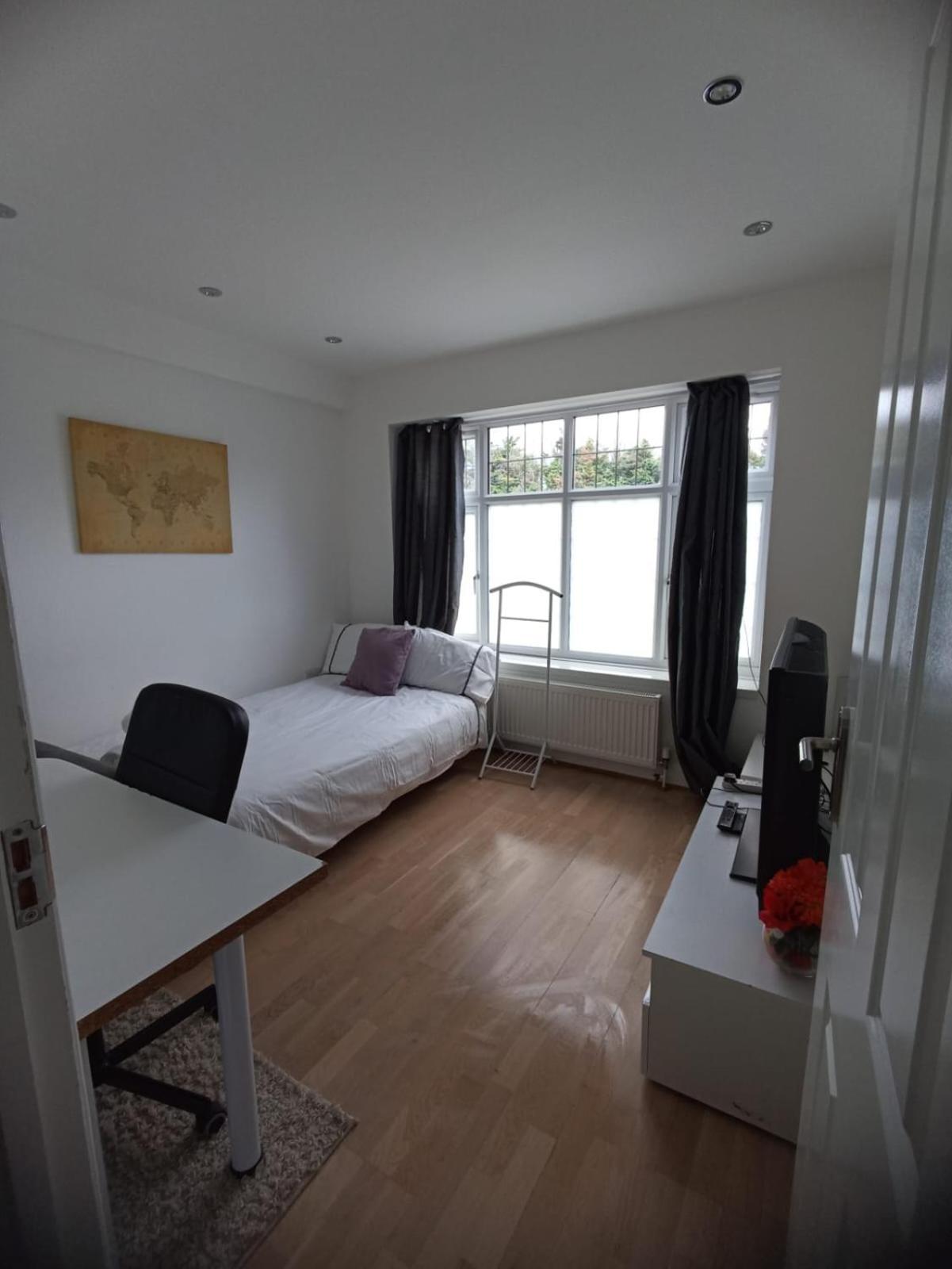 Large Family Home Near Richmond Park New Malden Exteriör bild