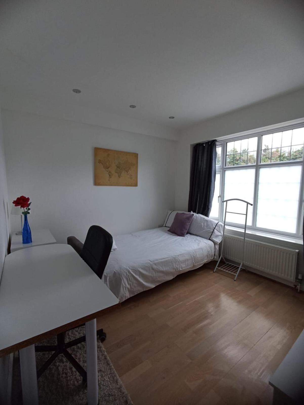 Large Family Home Near Richmond Park New Malden Exteriör bild